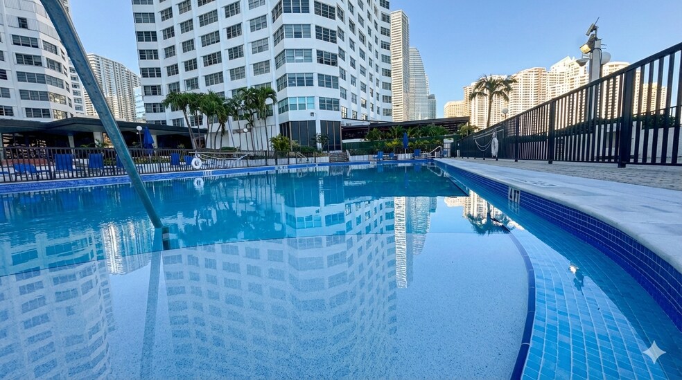 Building Photo - 999 Brickell Bay Dr