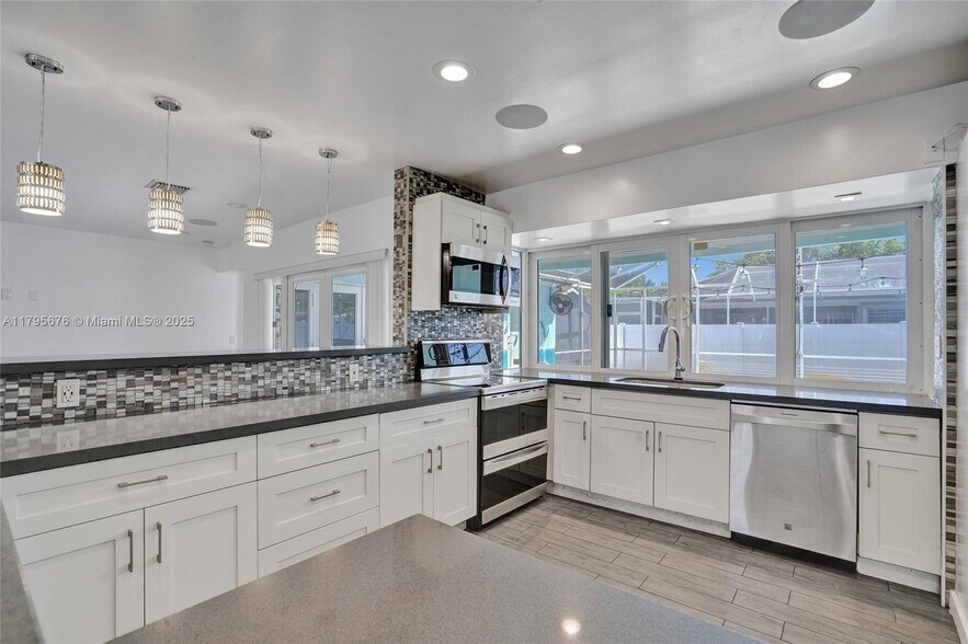 Primary Photo - 9240 SW 54th St