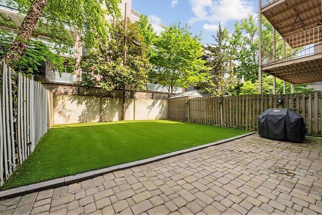 Building Photo - 123 Willow Ave