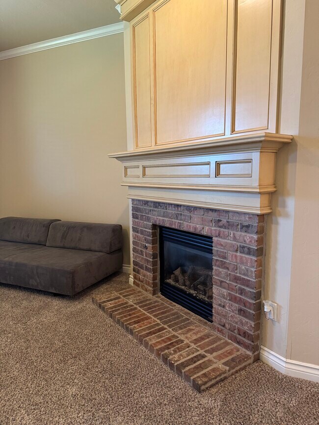 Building Photo - 3814 Kings Canyon Rd