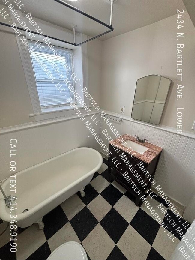 Building Photo - 2434 N Bartlett Ave