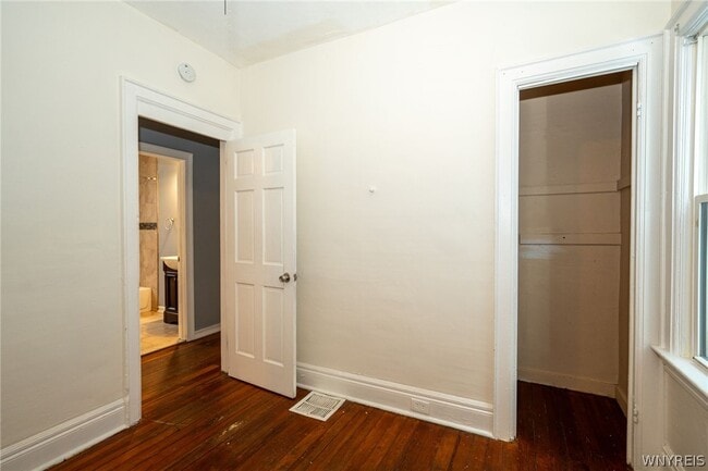 Building Photo - 11 Hoyt St