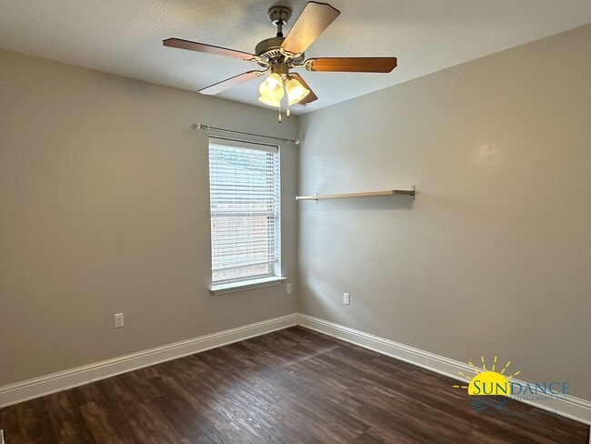 Building Photo - Beautiful 4-Bedroom Brick Home in Misty Meadows, Navarre!