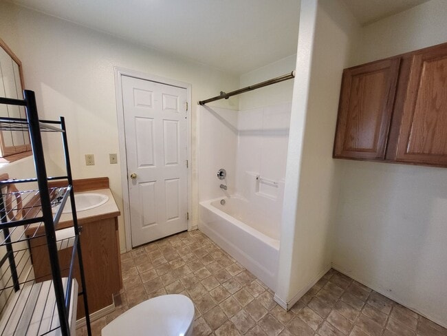 Building Photo - 1872 Alder Ave