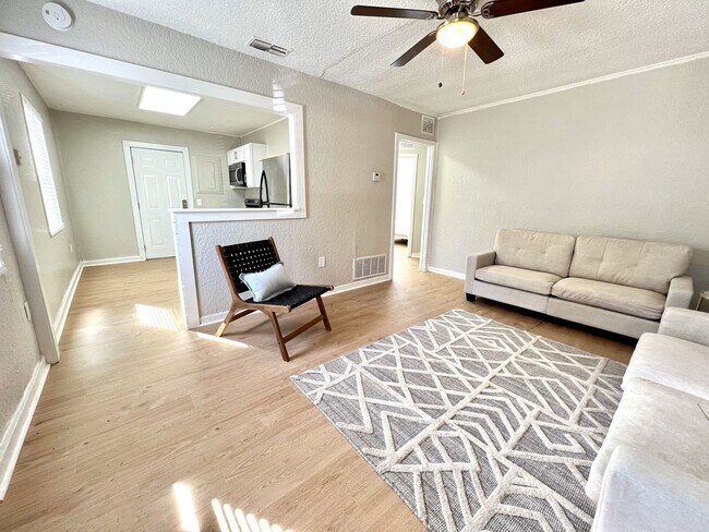 Building Photo - Renovated 2 Bedroom Jacksonville Heights D...