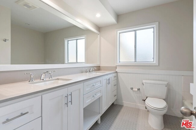 Building Photo - 11555 Duque Dr