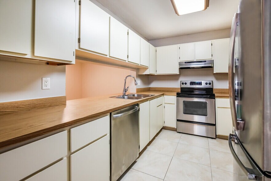 Building Photo - 578 Lakeside Cir