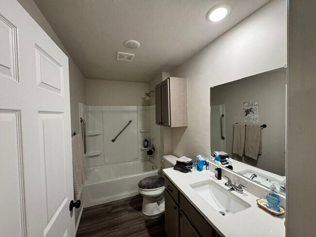 Building Photo - 557 Parkhill Cir