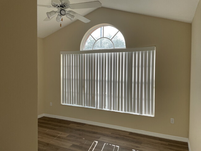 Building Photo - "Charming 4-Bed, 2-Bath St. Cloud Gem with...