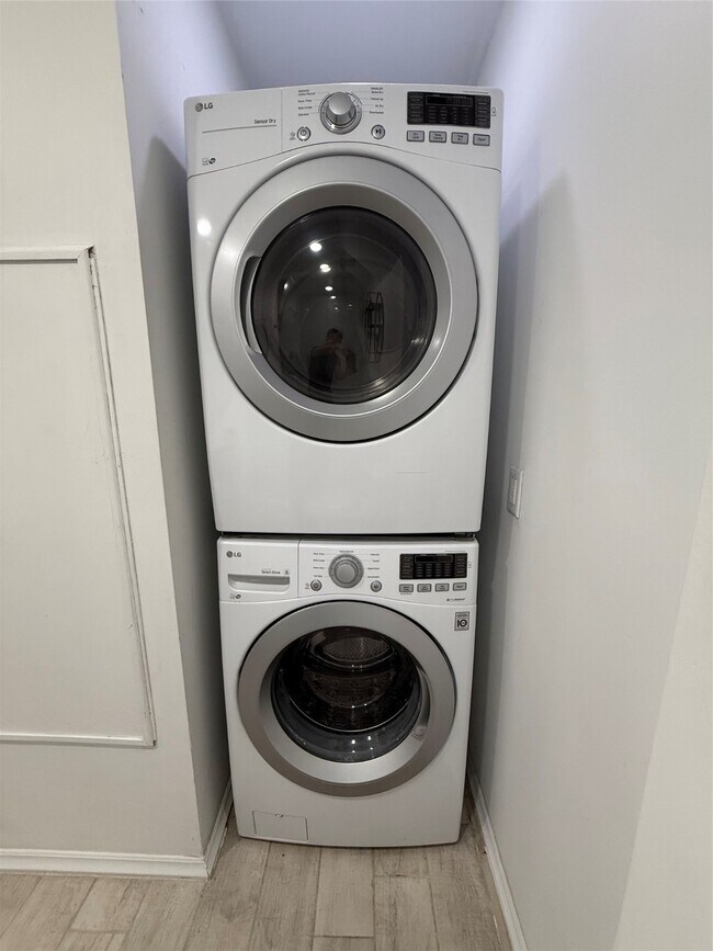 Building Photo - 828 Allston St