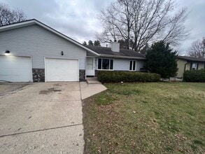 Building Photo - Three Bedroom Duplex in Rockford!