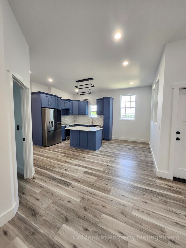 Building Photo - 208 Forest St