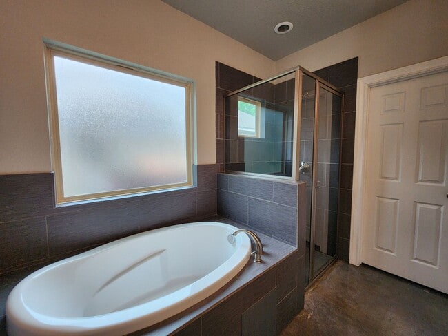 Building Photo - LOCATION! Walk to Torrey Park / Close to NB Downtown & Gruene / No Carpet / NBISD