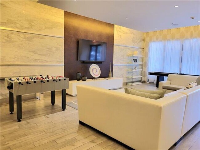 Building Photo - 999 SW 1st Ave