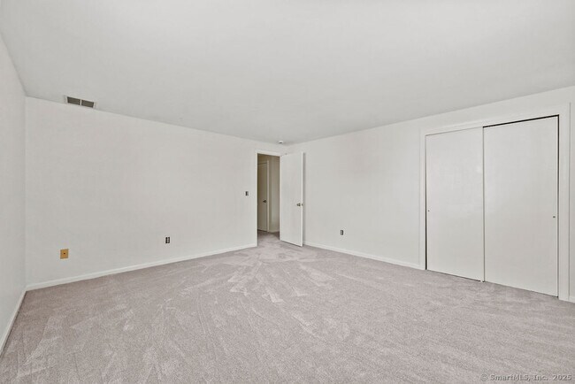 Building Photo - 8 Allspice Ln
