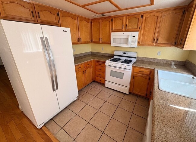 Building Photo - 2406 W Packwood Dr