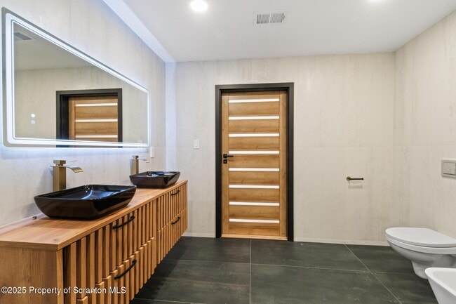 Building Photo - 203 Red Oak Dr