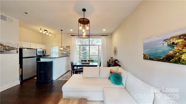 Building Photo - 2058 Atherton Heights Ln