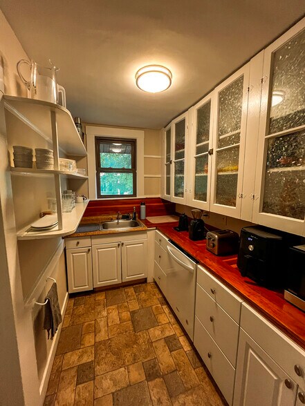Kitchen - 181 Trapelo Rd