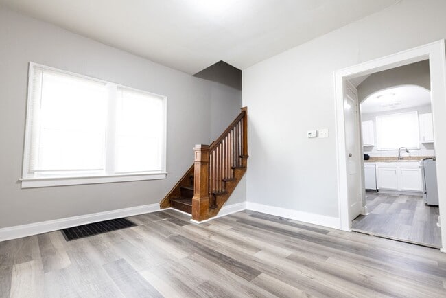 Building Photo - 618-620 Racine Ave