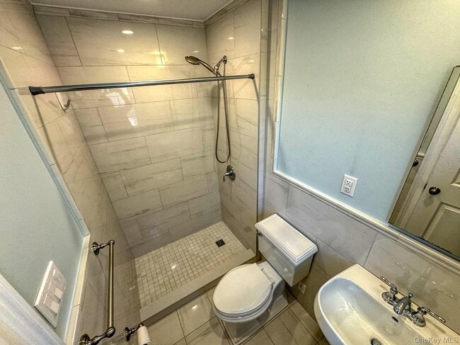 Building Photo - 203-30 28th Ave