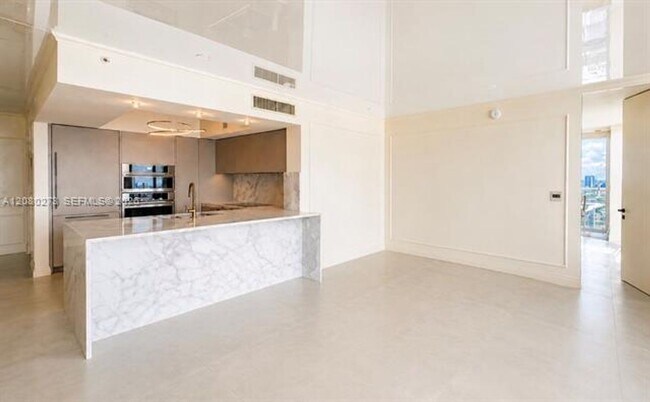 Building Photo - 16699 Collins Ave