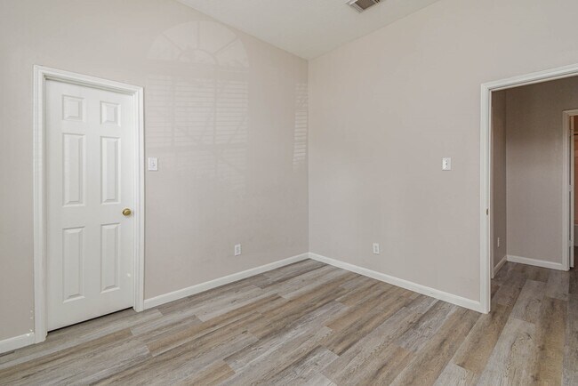 Building Photo - 14214 Silver Glade Ln