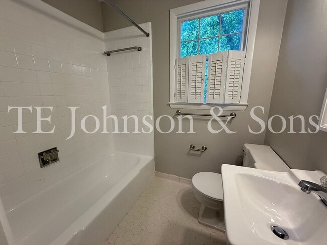 Building Photo - A Great Ardmore Townhouse Waiting For You!
