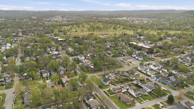 Building Photo - Sylvan Park Charm