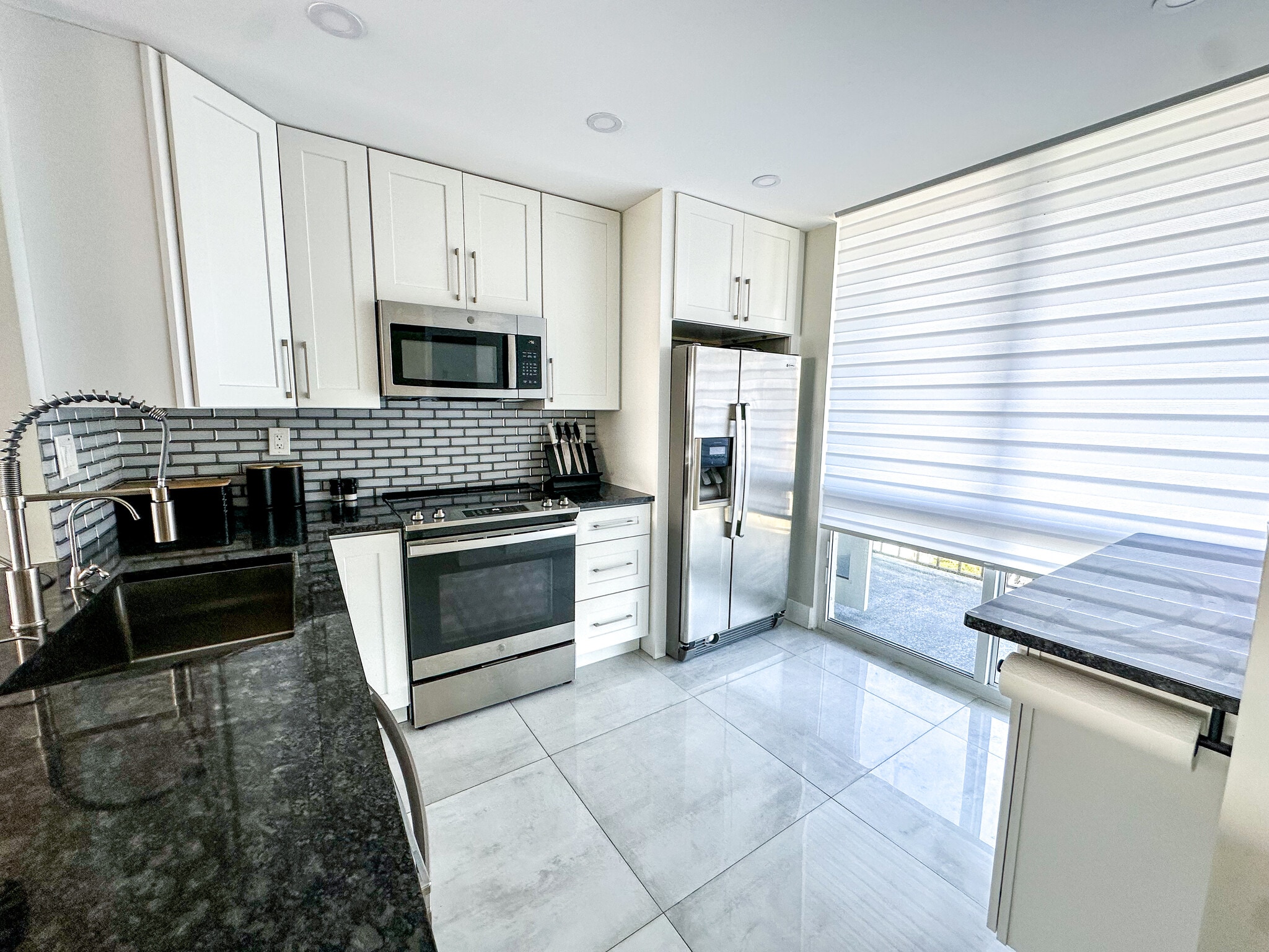 Kitchen - 521 N Riverside Dr