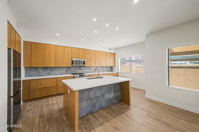 Building Photo - 2084 N Sunset Dr