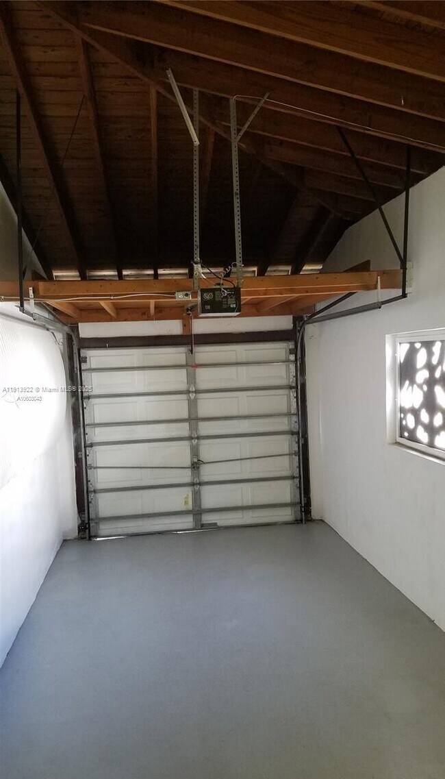 Building Photo - 3915 SW 60th Ave