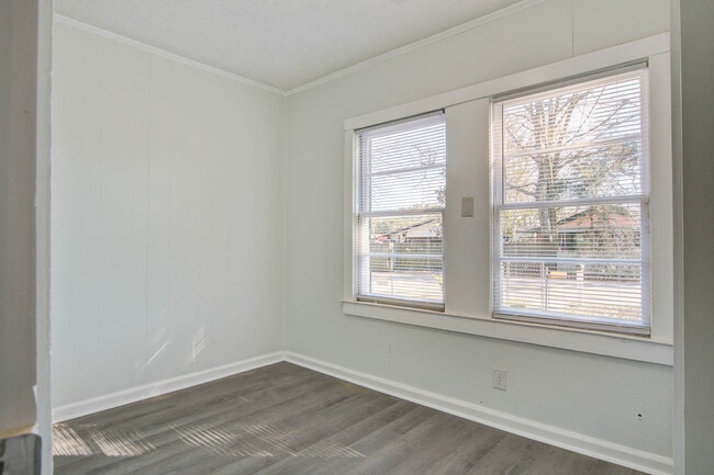 Building Photo - 2615 Warm Ave