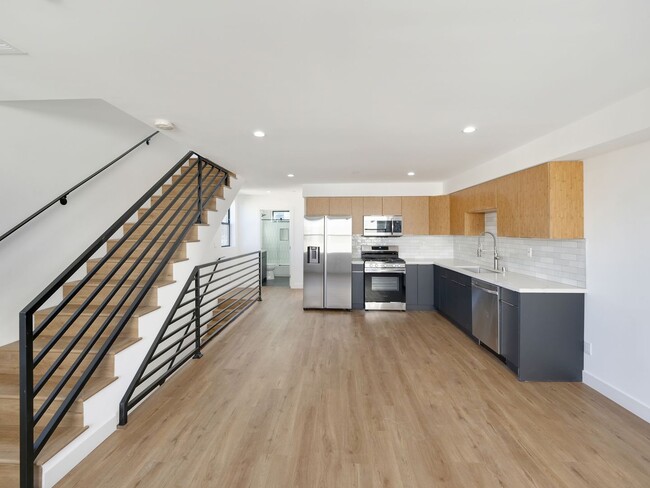 Building Photo - Massive 4 & 5 Bed Luxury Townhomes