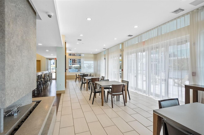 Building Photo - Modern 2 Bed/2 Bath Condo