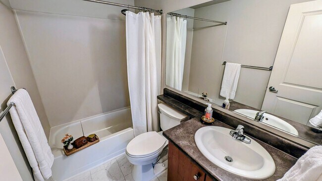 Building Photo - Spacious 2 Bedroom Condo in Gated Community with Pool