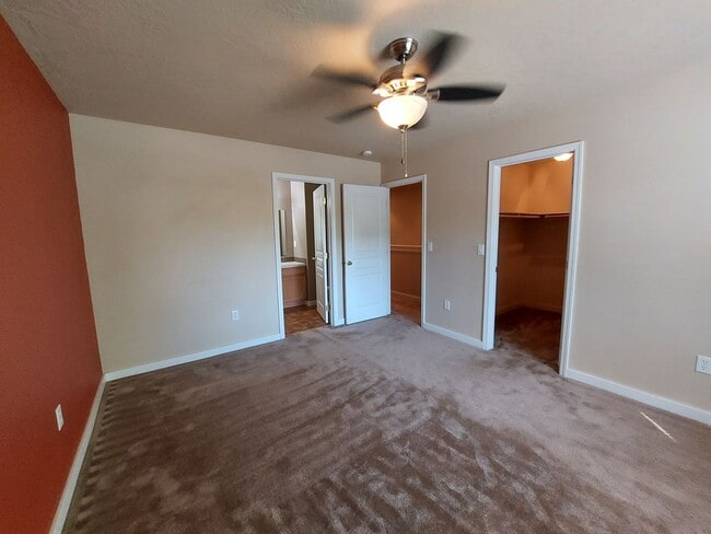 Building Photo - 3 bedroom 2 bath home with attached garage