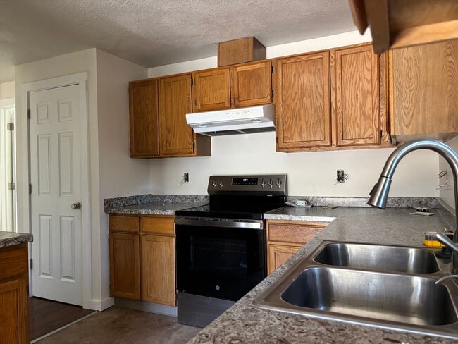 Building Photo - 3 BR/2BA Home In Tamarack Park East