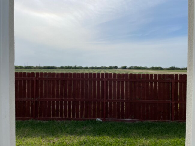 Building Photo - 2507 N Vineyard Ave