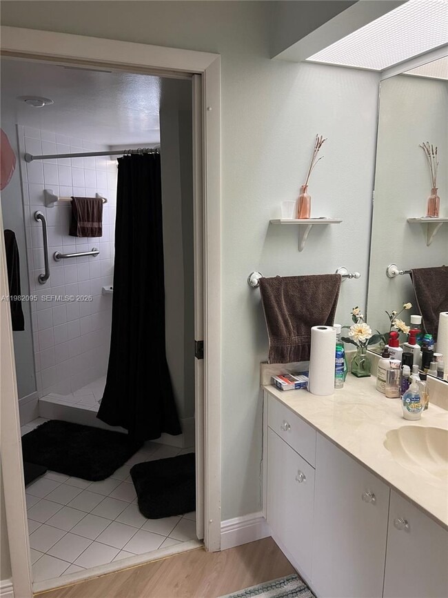 Building Photo - 2525 SE 19th Pl