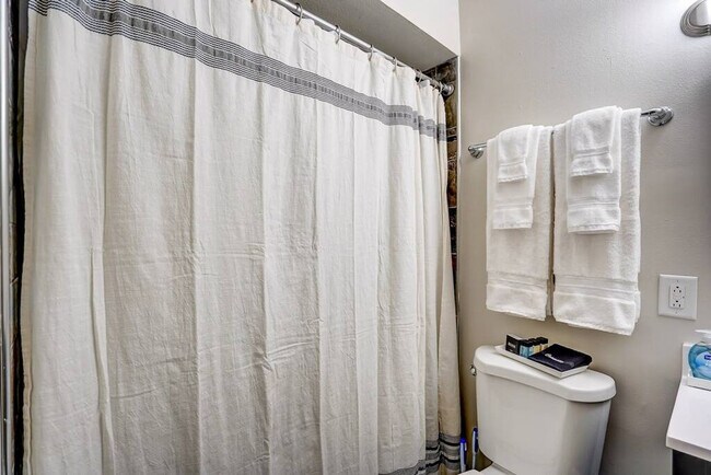 Building Photo - 645 S 94th Pl