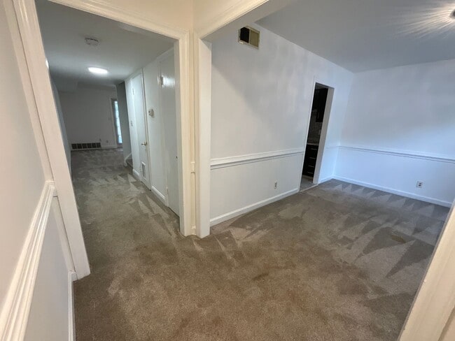Building Photo - Beautiful 2 Bed 2.5 Bath Townhouse!