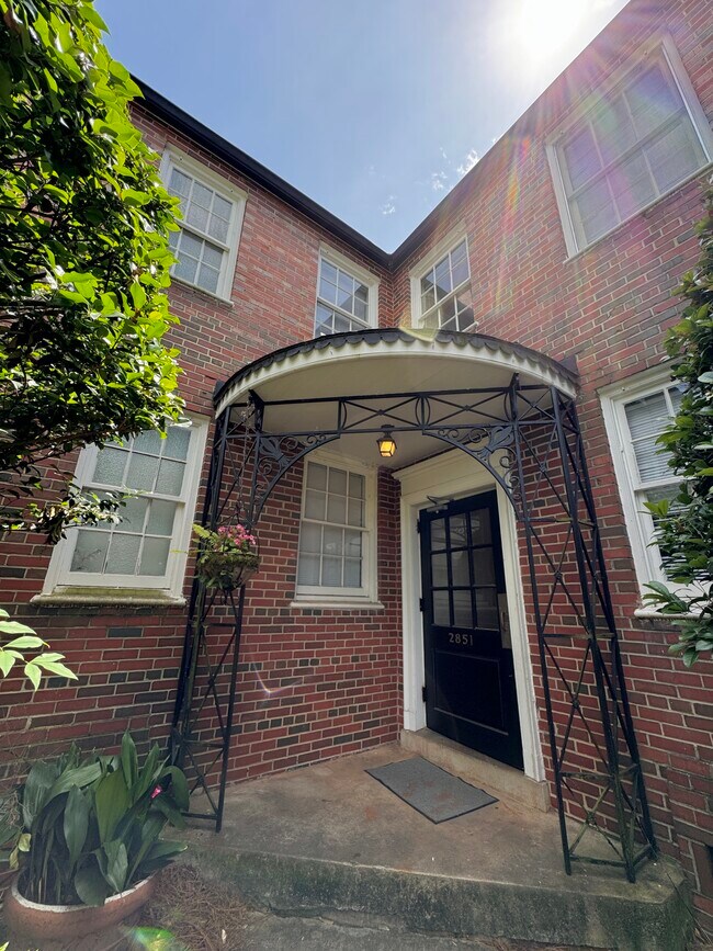 Building entrance - 2851 Thornhill Rd