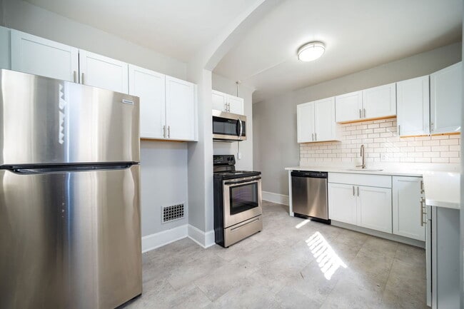 Building Photo - 828 Dennison Ave