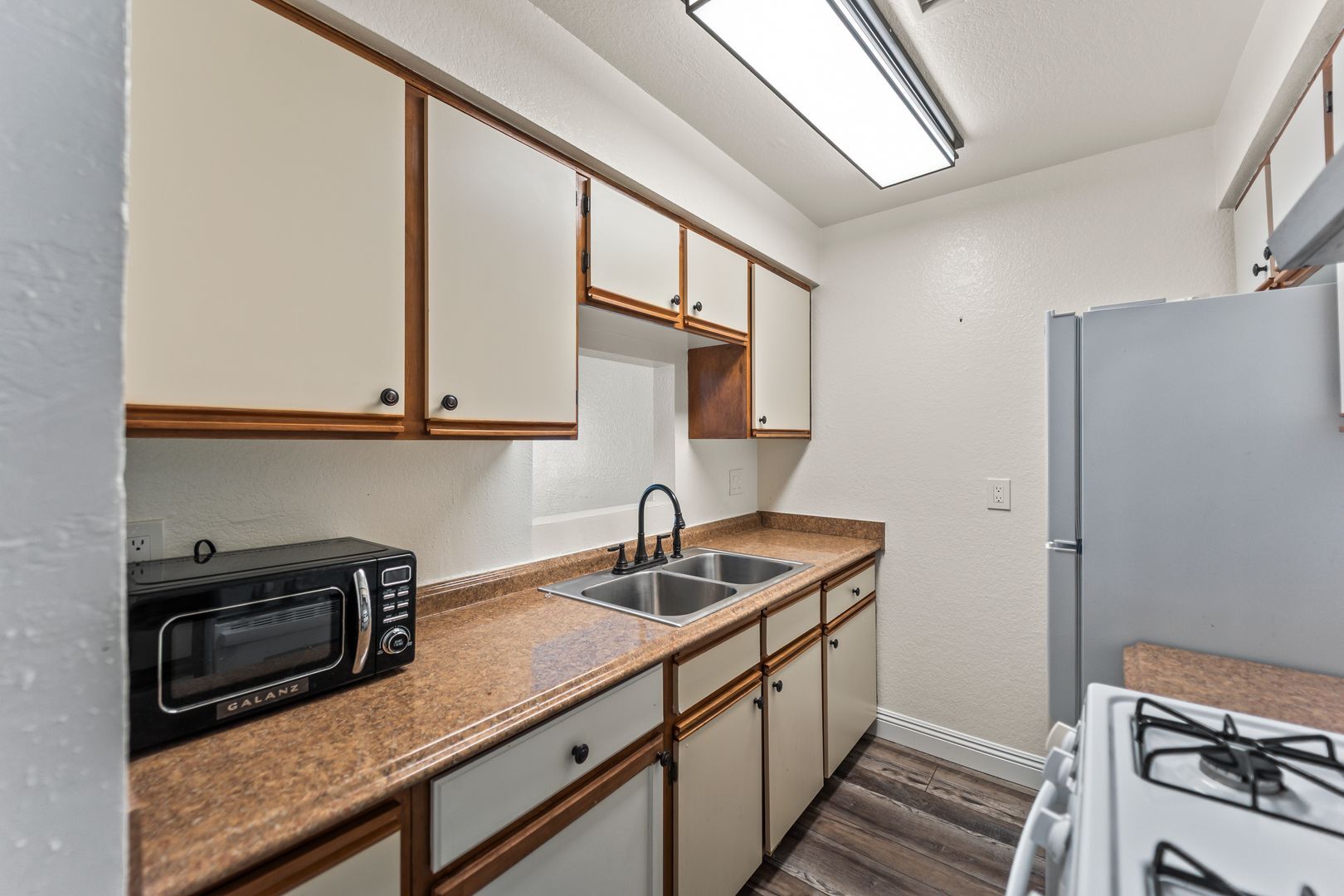 Building Photo - 248 E Buckthorn St