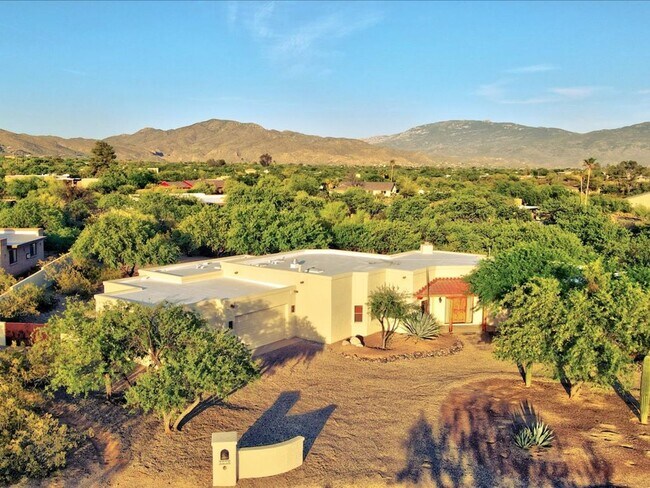 Building Photo - 4 Bedroom 4 Bathroom