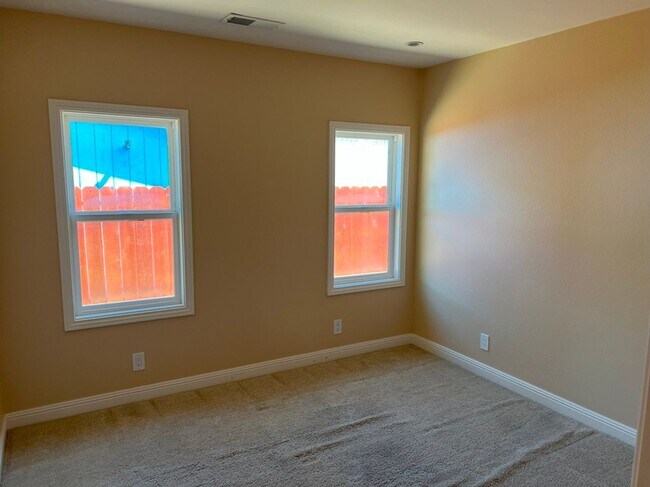 Building Photo - Beautiful 4bd/2ba in desireable neighborho...