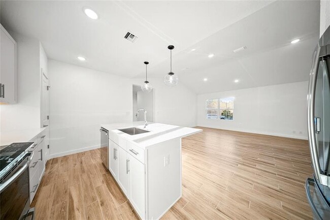 Building Photo - 1689 SW Abingdon Ave