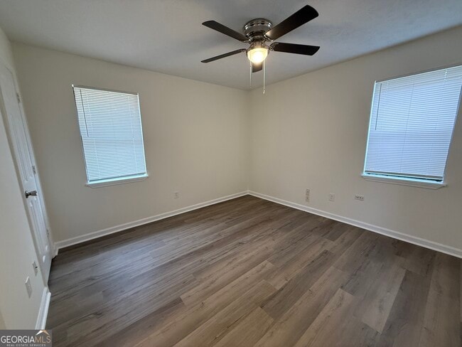 Building Photo - 160 W Paces Dr