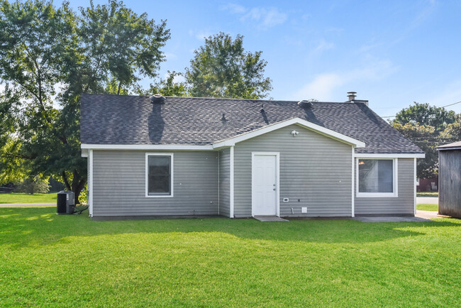 Building Photo - Cozy 3 Bedroom Cottage!